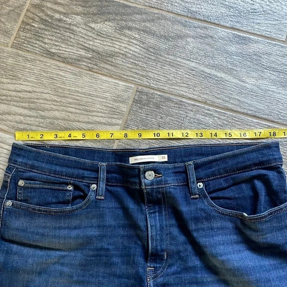 Levi’s mid-length women’s shorts Cuffed hem Dark wash Women’s size 33 - Picture 5 of 12